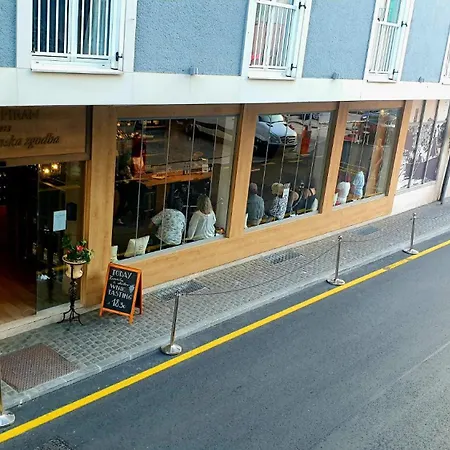 Apartma Nicole *